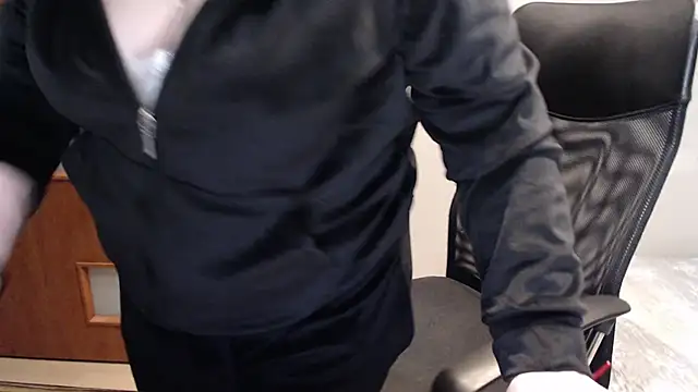 Snapshot of JoannaAndNeighbour chatting on February 25, 2025, 6:09 pm JoannaAndNeighbour online show from February 25, 2025, 6:09 pm