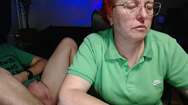 Snapshot of JoannaAndNeighbour chatting on November 11, 2025, 9:20 am JoannaAndNeighbour online show from November 11, 2025, 9:20 am