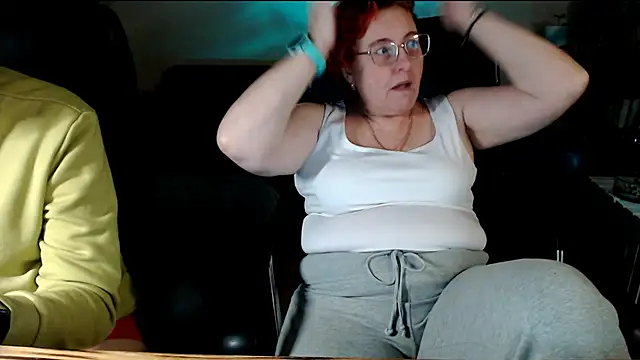 Snapshot of JoannaAndNeighbour chatting on December 3, 2025, 4:05 pm JoannaAndNeighbour online show from December 3, 2025, 4:05 pm