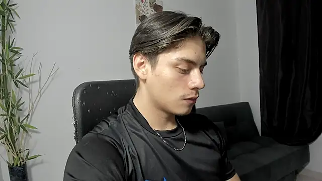 Snapshot of Giordano_Russo chatting on December 20, 2024, 1:25 am Giordano Russo online show from December 20, 2024, 1:25 am