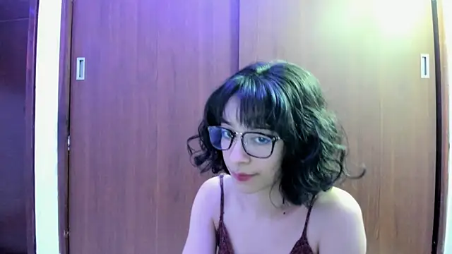 Snapshot of _Lunnaa_ chatting on December 8, 2024, 3:43 am  Lunnaa  online show from December 8, 2024, 3:43 am