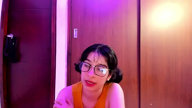 Snapshot of _Lunnaa_ chatting on December 17, 2024, 5:51 am  Lunnaa  online show from December 17, 2024, 5:51 am