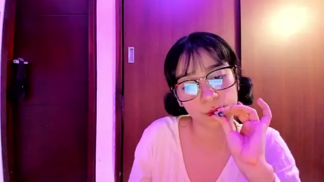 Snapshot of _Lunnaa_ chatting on December 18, 2024, 3:26 am  Lunnaa  online show from December 18, 2024, 3:26 am