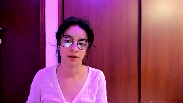 Snapshot of _Lunnaa_ chatting on February 3, 2025, 4:25 am  Lunnaa  online show from February 3, 2025, 4:25 am