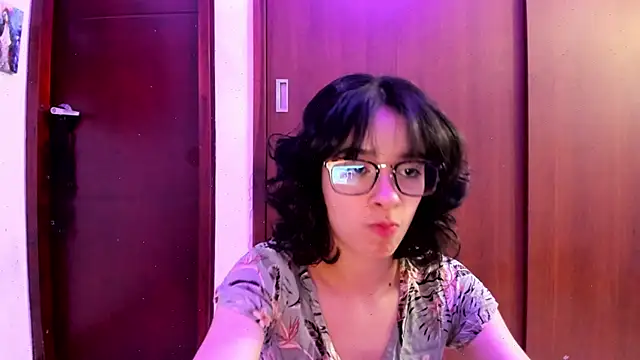 Snapshot of _Lunnaa_ chatting on February 10, 2025, 12:41 am  Lunnaa  online show from February 10, 2025, 12:41 am