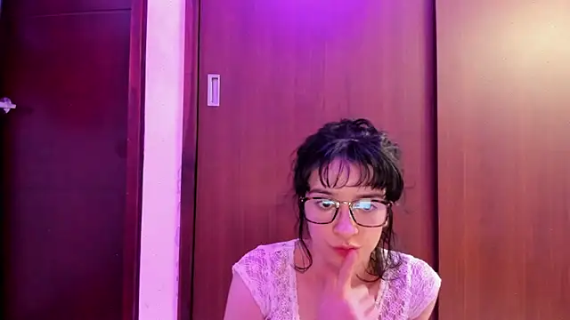 Snapshot of _Lunnaa_ chatting on March 15, 2025, 4:13 am  Lunnaa  online show from March 15, 2025, 4:13 am