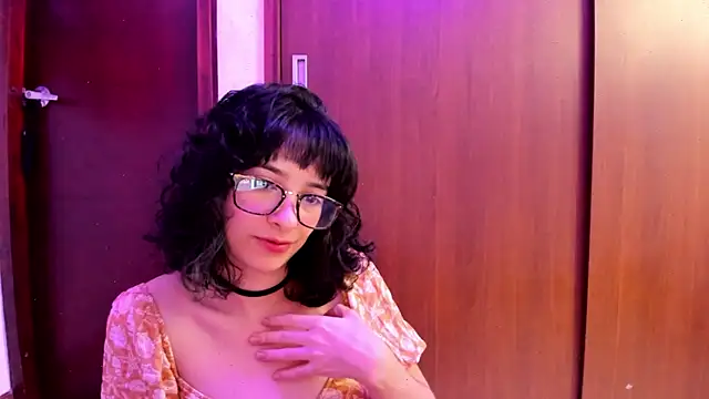 Snapshot of _Lunnaa_ chatting on March 23, 2025, 4:05 am  Lunnaa  online show from March 23, 2025, 4:05 am