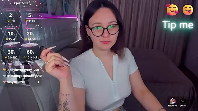 EsterLogan online show from February 2, 2025, 3:07 pm