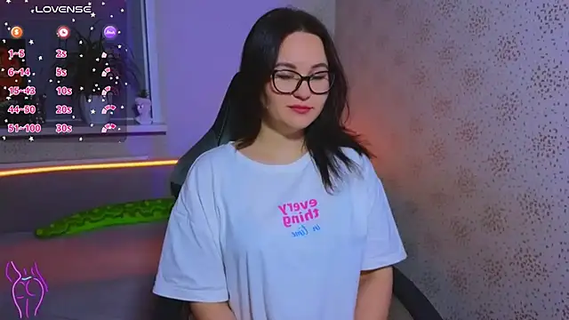 EsterLogan online show from September 29, 2025, 3:39 pm