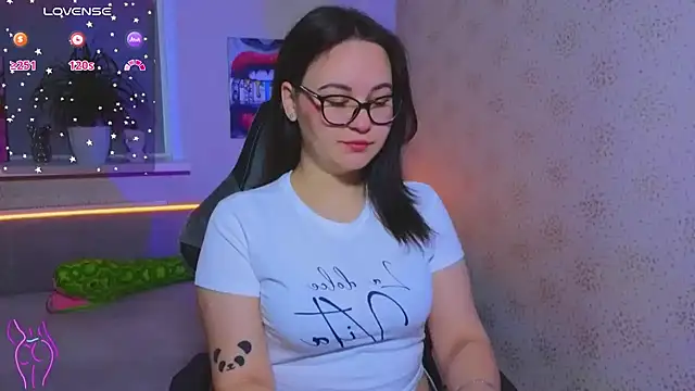 EsterLogan online show from October 19, 2025, 8:48 am