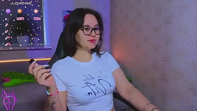 EsterLogan online show from October 21, 2025, 8:15 am