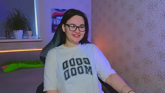 EsterLogan online show from November 4, 2025, 8:57 am