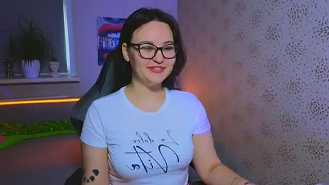 EsterLogan online show from November 7, 2025, 9:31 am