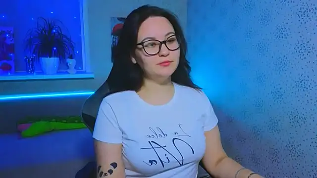 EsterLogan online show from November 17, 2025, 11:27 am