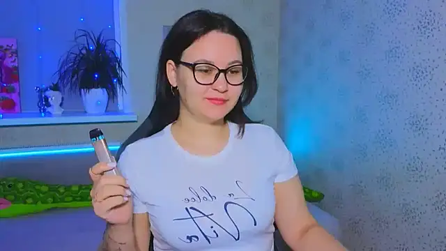 EsterLogan online show from November 28, 2025, 8:39 am