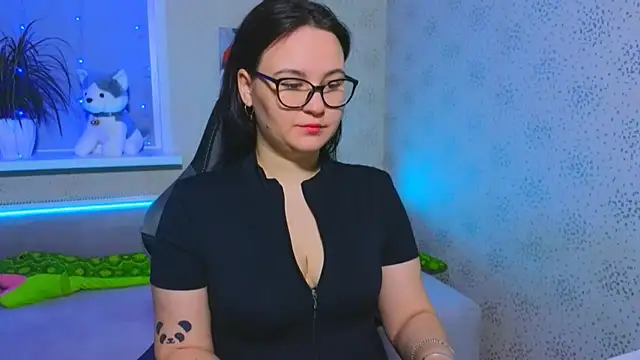 EsterLogan online show from November 30, 2025, 9:35 am