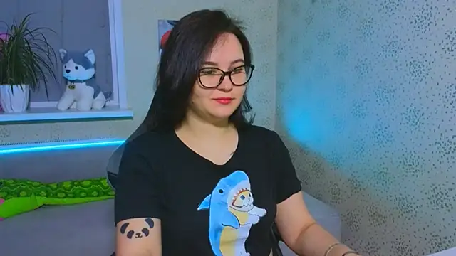 EsterLogan online show from December 5, 2025, 10:24 am