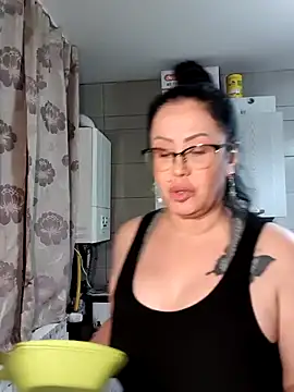 Snapshot of x__KHALEESI__x chatting on January 5, 2025, 8:00 pm x KHALEESI x online show from January 5, 2025, 8:00 pm