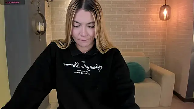 Snapshot of NiaHolland chatting on October 26, 2025, 6:14 pm NiaHolland online show from October 26, 2025, 6:14 pm