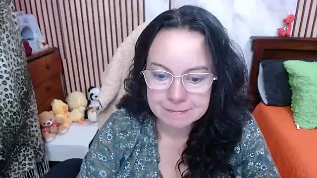 Sonialorens  online show from October 9, 2025, 3:21 pm