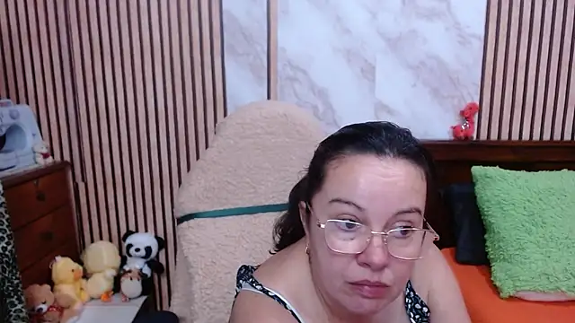 Sonialorens  online show from October 13, 2025, 11:16 pm