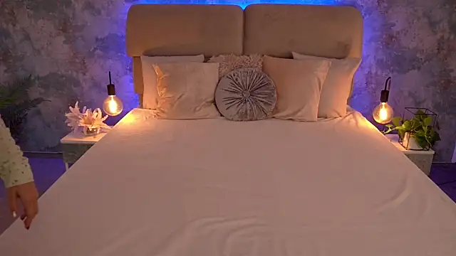 Snapshot of MirandaHobbs chatting on November 10, 2025, 8:46 am MirandaHobbs online show from November 10, 2025, 8:46 am