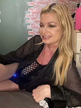 Snapshot of Lisavontease chatting on September 28, 2025, 3:28 pm Lisavontease online show from September 28, 2025, 3:28 pm
