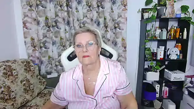 Snapshot of Selenna57 chatting on February 14, 2025, 7:23 pm Selenna57 online show from February 14, 2025, 7:23 pm