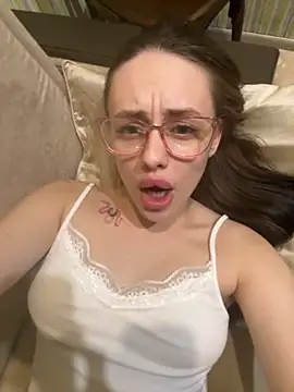 Snapshot of Lisaaan chatting on October 8, 2025, 11:13 pm Lisaaan online show from October 8, 2025, 11:13 pm