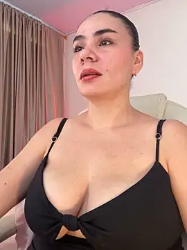 Snapshot of MeganDupont chatting on December 14, 2025, 1:05 pm MeganDupont online show from December 14, 2025, 1:05 pm