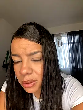 Snapshot of trianawhite chatting on November 22, 2025, 5:23 pm trianawhite online show from November 22, 2025, 5:23 pm