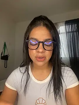 Snapshot of trianawhite chatting on December 2, 2025, 3:18 pm trianawhite online show from December 2, 2025, 3:18 pm