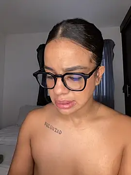 Snapshot of trianawhite chatting on December 4, 2025, 3:10 pm trianawhite online show from December 4, 2025, 3:10 pm