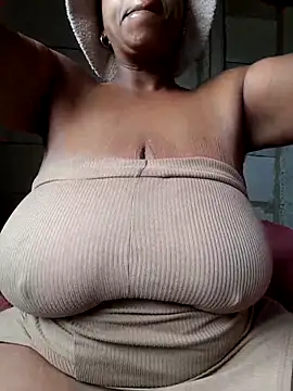 Snapshot of winterqueenx chatting on November 16, 2025, 12:44 pm winterqueenx online show from November 16, 2025, 12:44 pm