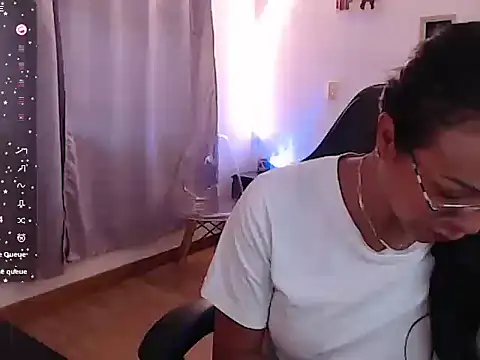 Snapshot of emmily_castro chatting on October 28, 2025, 1:03 pm emmily castro online show from October 28, 2025, 1:03 pm