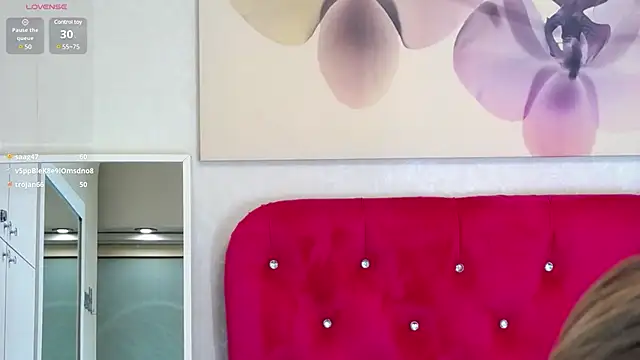 LoraDelNiro online show from February 6, 2025, 7:40 pm