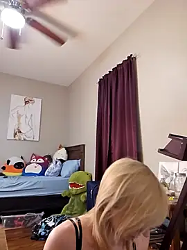 Snapshot of AmethystFoxx chatting on March 18, 2025, 1:10 am AmethystFoxx online show from March 18, 2025, 1:10 am