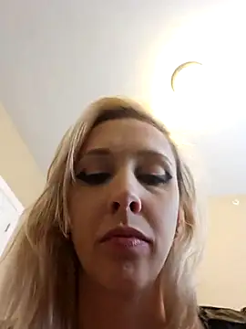 Snapshot of AmethystFoxx chatting on October 20, 2025, 6:52 pm AmethystFoxx online show from October 20, 2025, 6:52 pm