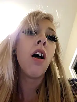 Snapshot of AmethystFoxx chatting on November 16, 2025, 10:37 pm AmethystFoxx online show from November 16, 2025, 10:37 pm