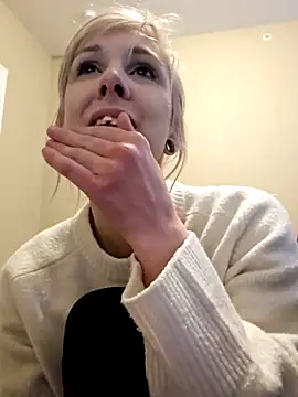 Snapshot of AmethystFoxx chatting on November 18, 2025, 10:14 pm AmethystFoxx online show from November 18, 2025, 10:14 pm