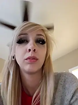 Snapshot of AmethystFoxx chatting on November 28, 2025, 9:28 pm AmethystFoxx online show from November 28, 2025, 9:28 pm