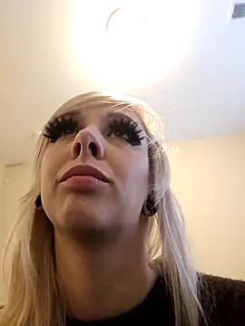 Snapshot of AmethystFoxx chatting on December 13, 2025, 10:15 pm AmethystFoxx online show from December 13, 2025, 10:15 pm