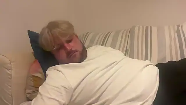 Snapshot of cazzo90p chatting on October 15, 2025, 11:05 pm cazzo90p online show from October 15, 2025, 11:05 pm