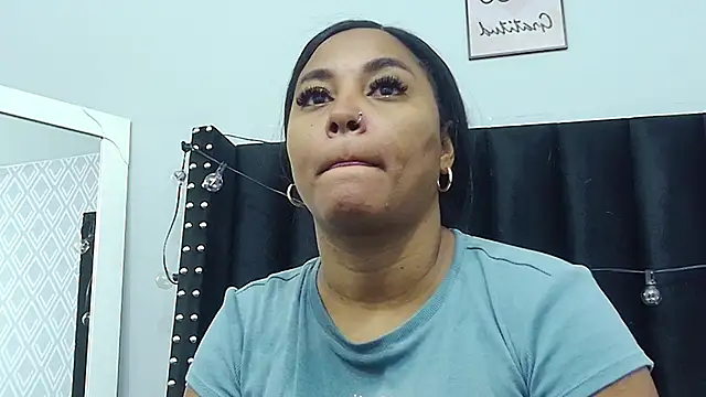 Snapshot of colombiamommy chatting on February 15, 2025, 12:11 pm colombiamommy online show from February 15, 2025, 12:11 pm