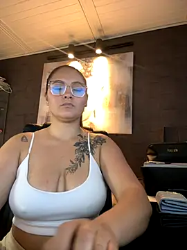 Snapshot of Emiily_W chatting on October 26, 2025, 6:03 pm Emiily W online show from October 26, 2025, 6:03 pm