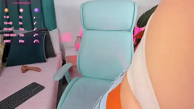 Snapshot of amy-thomson1 chatting on November 3, 2025, 12:17 pm amy-thomson1 online show from November 3, 2025, 12:17 pm