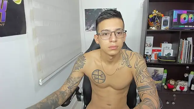 Snapshot of SIXXTOLOVE18 chatting on March 13, 2025, 3:33 am SIXXTOLOVE18 online show from March 13, 2025, 3:33 am