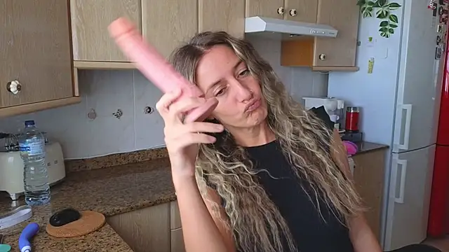 Snapshot of Lunamix chatting on December 18, 2024, 3:22 pm Lunamix online show from December 18, 2024, 3:22 pm