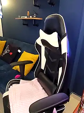 jnilu1227 online show from February 4, 2025, 1:16 pm