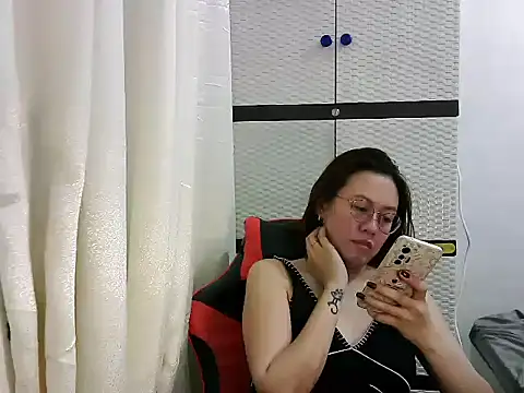 Snapshot of crizzybel chatting on March 17, 2025, 5:49 pm crizzybel online show from March 17, 2025, 5:49 pm